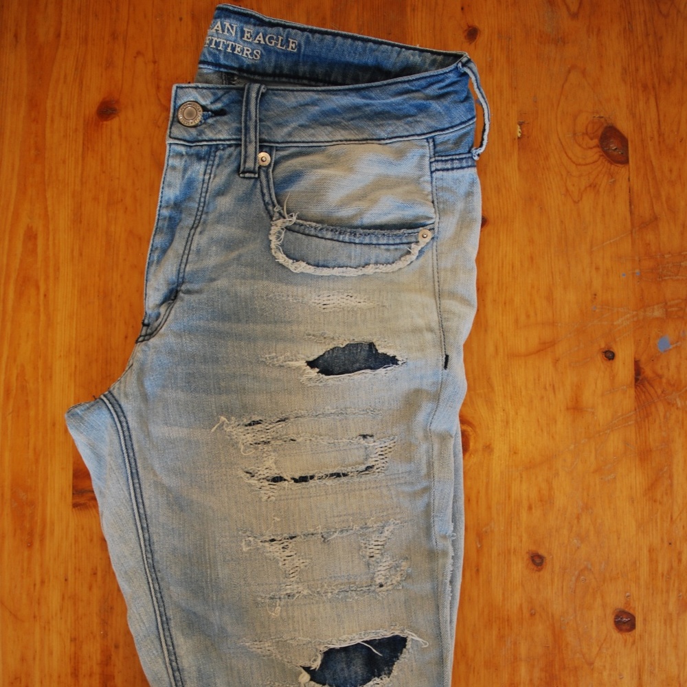 American Eagle Distressed Tomgirl Jean